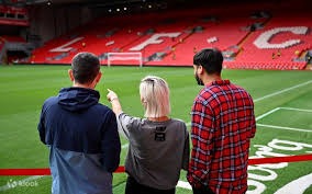 俄罗斯运动员谢尔盖-博伊在1800米高空踢球，挑战极限，引发热议。