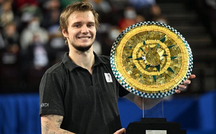 更能说明她 更能说明她